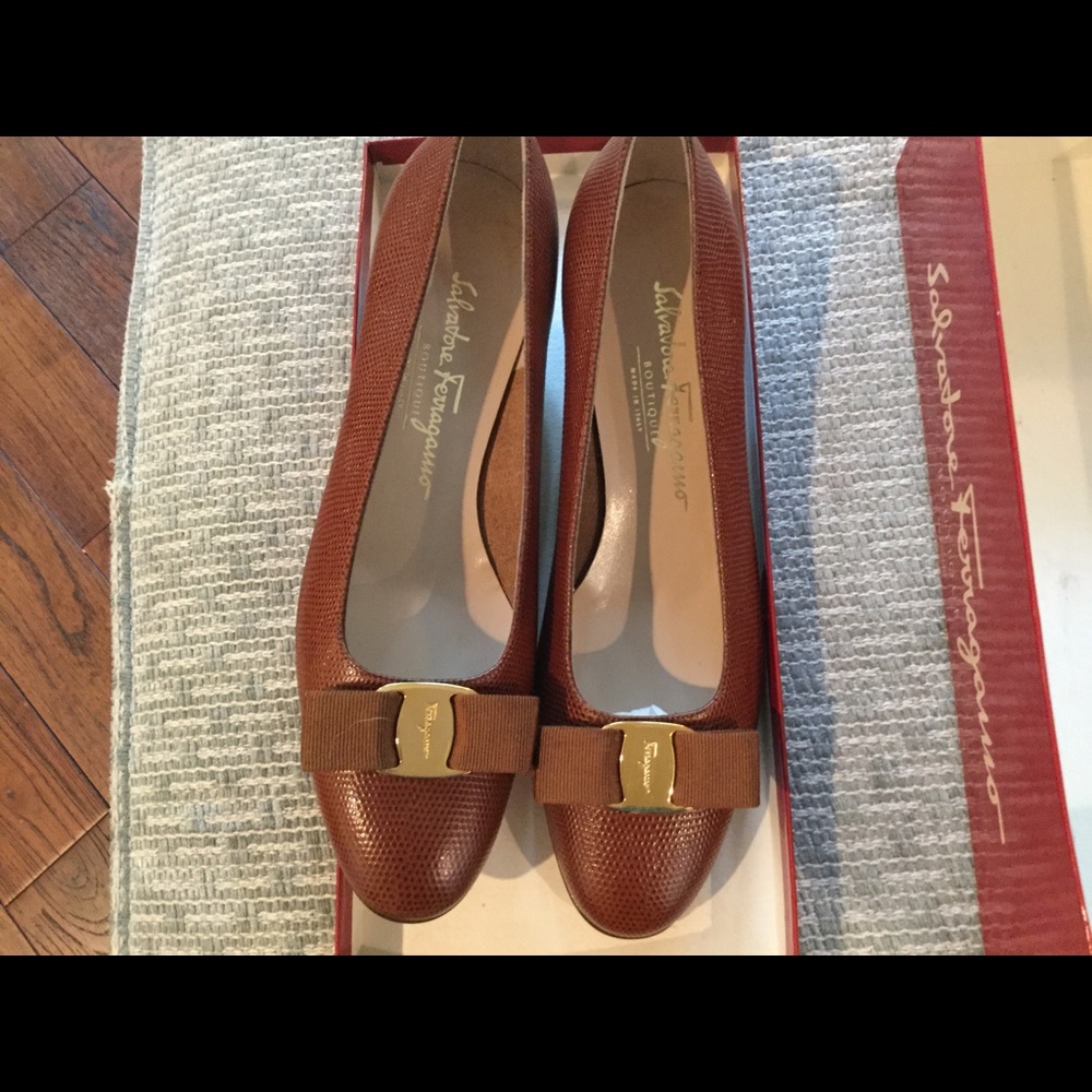 Salvatore Ferragamo Vara tan lizard pumps sz 8.5